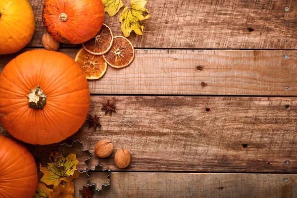 Kürnach Herbstliches Essen Mit Zimt Nüssen Und Saisonalen Gewürzen Auf — Stockfoto