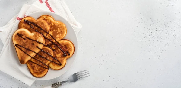 Pannenkoeken Vorm Van Ontbijtharten Met Chocoladesaus Grijze Keramische Plaat Kopje — Stockfoto