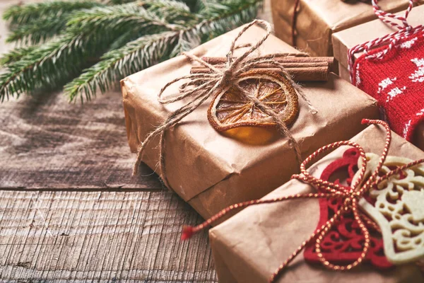 Χριστούγεννα Πρωτοχρονιά Φόντο Κλαδιά Ελάτης Μπάλες Χριστουγέννων Κουτί Δώρου Ξύλινες — Φωτογραφία Αρχείου