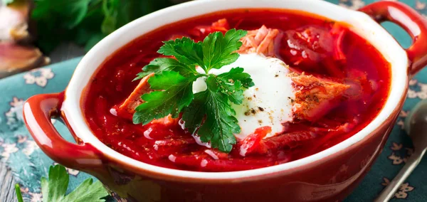 Rote Bete Suppe Mit Fleisch Saurer Sahne Und Petersilie Einer — Stockfoto