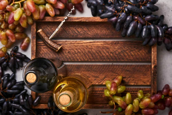 Due Bottiglie Vino Con Uva Bicchieri Vino Sfondo Vecchio Tavolo — Foto Stock