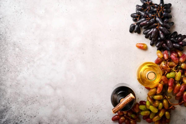 Bottiglie Vino Con Uva Bicchieri Vino Sfondo Vecchio Tavolo Grigio — Foto Stock