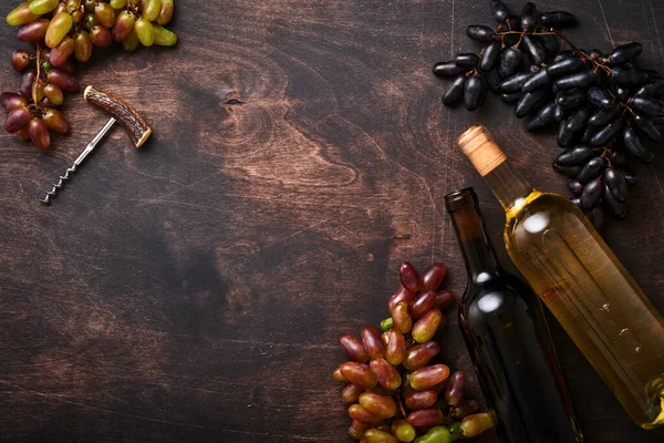 Bottiglie Vino Con Uva Bicchieri Sfondo Vecchio Tavolo Legno Scuro — Foto Stock