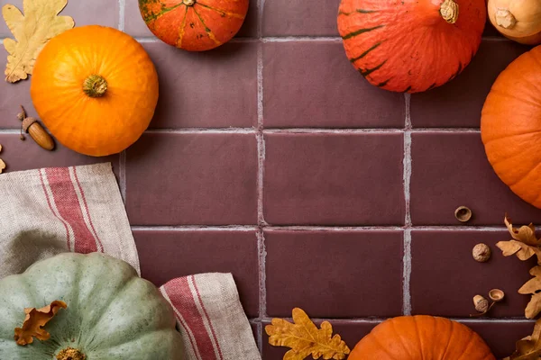 Kürnach Herbst Lebensmittel Hintergrund Mit Zimt Nüssen Und Saisonalen Gewürzen — Stockfoto