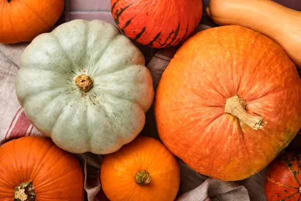 Kürnach Herbst Lebensmittel Hintergrund Mit Zimt Nüssen Und Saisonalen Gewürzen — Stockfoto