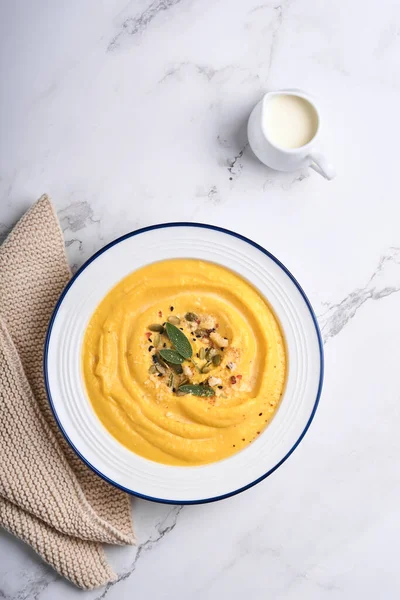 Traditionelle Kürbissuppe Mit Cremiger Seidiger Konsistenz Mit Salbeiblättern Und Rotem — Stockfoto