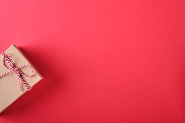 Noel hediyesi kutusu. Yeni yıl ya da noel dairesi noel kutlaması dekorasyonunun telif alanı olan kırmızı kağıt arka planında yatıyordu. Şablon düzenleme tebrik kartı tasarımı