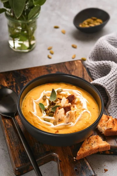 Traditionelle Kürbissuppe Mit Cremiger Seidiger Konsistenz Mit Salbeiblättern Und Rotem — Stockfoto