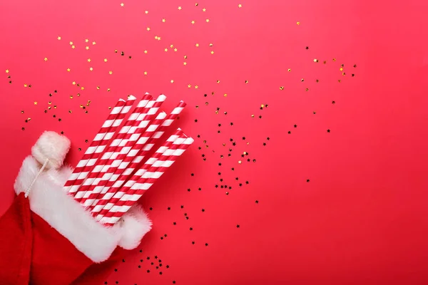Rot Trinkende Cocktailparty Strohhalme Mit Weihnachtsmütze Neujahr Oder Weihnachten Flach — Stockfoto