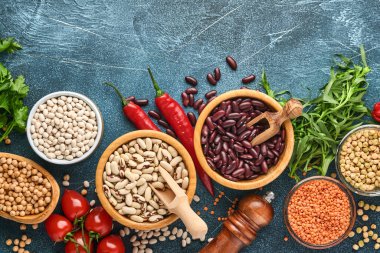 Legumes, mercimek, nohut, fasulye çeşitleri, siyah masada sağlıklı mutfak yapmak için lezzetli iştah açıcı baharatlar. Kilo verme diyeti ve kolesterol kavramına karşı savaş. Üst görünüm.