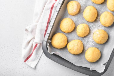 Pişirmeden önce hamur köfteleri kızartma tavasında pişmiş. Evde ekmek, çörek ya da tarçınlı kek pişirmeyi ya da hamur yapmayı düşünün..