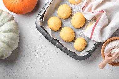 Pişirmeden önce hamur köfteleri kızartma tavasında pişmiş. Evde ekmek, çörek ya da tarçınlı kek pişirmeyi ya da hamur yapmayı düşünün..