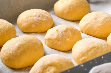 Pişirmeden önce hamur köfteleri kızartma tavasında pişmiş. Evde ekmek, çörek ya da tarçınlı kek pişirmeyi ya da hamur yapmayı düşünün..