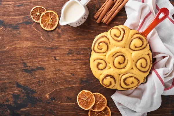 Κανέλα Ρολά Cinnabon Σπιτική Συνταγή Ακατέργαστη Ζύμη Προετοιμασία Γλυκό Παραδοσιακό — Φωτογραφία Αρχείου