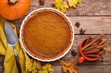 Balkabağı turtası. Çırpılmış kremalı tarçınlı tart. Şükran Günü veya Cadılar Bayramı için geleneksel Amerikan ev yapımı balkabağı pastası yemeye hazır. Model.