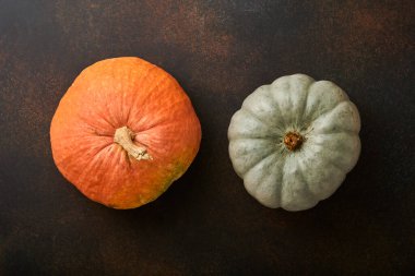 Balkabağım. Tarçınlı güz yemekleri, fındık ve kaslı kırsal arka planda mevsimlik baharatlar. Şükran Günü ve sonbahar tatilleri için balkabağı, elmalı turta ve kurabiye pişiriyorum. Üst görünüm kopyalama alanı.