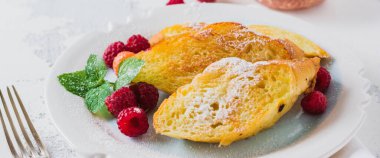 Çilek ile Fransız tatlı tost. Eski antika arka plan gri. Üstten görünüm. Kopya alanı.