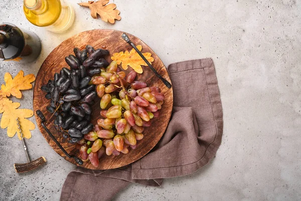 Bottiglie Vino Con Uva Bicchieri Vino Sfondo Vecchio Tavolo Grigio — Foto Stock