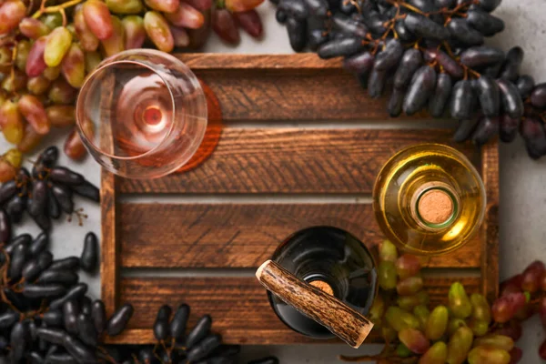 Dos Botellas Vino Con Uvas Anteojos Vino Sobre Fondo Tabla —  Fotos de Stock