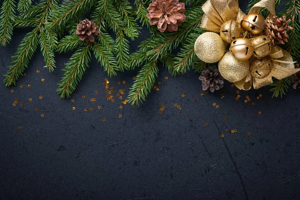크리스마스 원추형 전나무 가지들로 장식된 어두운 위에서 — 스톡 사진