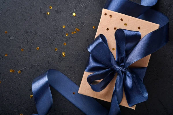Caja Regalo Vacaciones Regalo Con Cinta Azul Confeti Dorado Bolas — Foto de Stock
