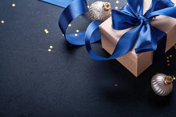 Κουτί Δώρου Διακοπών Δώρο Μπλε Κορδέλα Χρυσά Κομφετί Και Χρυσά — Φωτογραφία Αρχείου