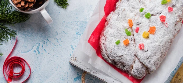 Целый Stollen Изюмом Сахарной Пудрой Льняной Салфетке Решетом Красная Лента — стоковое фото