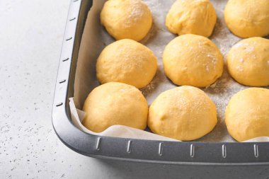 Pişirmeden önce hamur köfteleri kızartma tavasında pişmiş. Evde ekmek, çörek ya da tarçınlı kek pişirmeyi ya da hamur yapmayı düşünün..