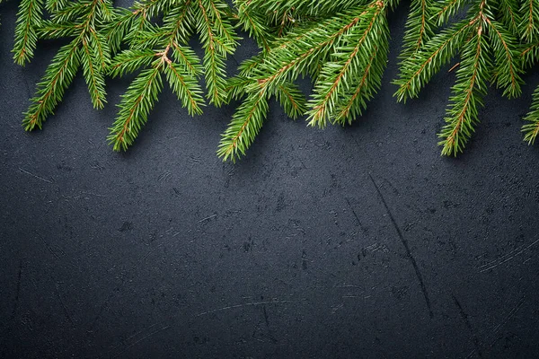 クリスマスデコレーション モミの枝と休日の装飾と暗い黒の背景に存在します ボーダーデザイン トップ表示 — ストック写真