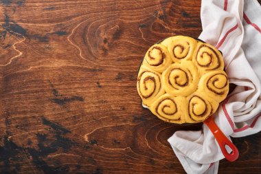 Tarçınlı rulo ya da tarçınlı ev yapımı çiğ hamur hazırlama tatlı tatlı tatlı çörekler ev yapımı hamur işleri Danimarka usulü mini atıştırmalıklar. Besin maddeleri. Üst Manzara. Sonbahar pişirme kavramı