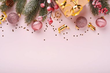 Noel kompozisyonu. Noel hediyesi ya da hediye kutusu, altın mücevher ve pembe arka planda konfeti. Düz yerde, üst tarafta. Sihirli Noel tebrik kartı. Sınır tasarımı. Model.