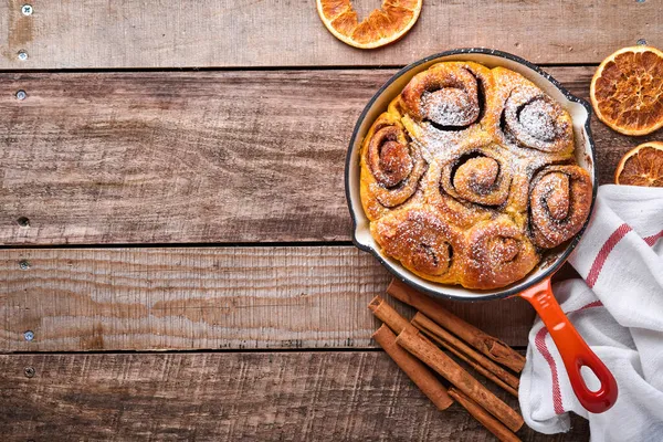 Cinnabon Kaneel Broodjes Broodjes Met Pompoen Noot Karamel Suiker Room — Stockfoto