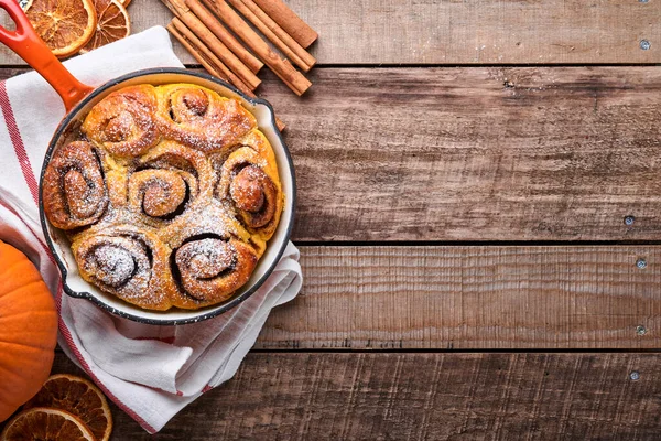 Cinnabon Kaneel Broodjes Broodjes Met Pompoen Noot Karamel Suiker Room — Stockfoto