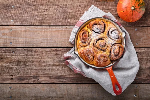 Cinnabon Kaneel Broodjes Broodjes Met Pompoen Noot Karamel Suiker Room — Stockfoto