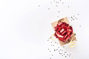 Noel kompozisyonu. Noel hediyesi ya da hediye kutusu, altın mücevher ve beyaz arka planda konfeti. Düz yerde, üst tarafta. Sihirli Noel tebrik kartı. Sınır tasarımı. Model.