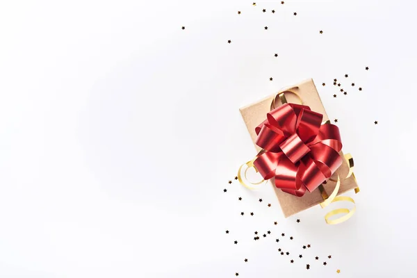 Kerstcompositie Kerst Roze Cadeau Geschenkdoos Gouden Kerstballen Confetti Witte Achtergrond — Stockfoto