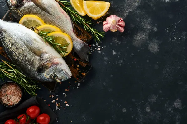 Сира Дорадо Свіжа Риба Або Морський Лящ Інгредієнтами Приготування Лимона — стокове фото