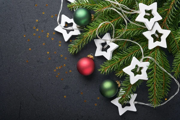 Weihnachtsgirlanden Sterne Und Tannenzweige Auf Dunkelschwarzem Hintergrund Weihnachtsdekoration Template Attrappe — Stockfoto
