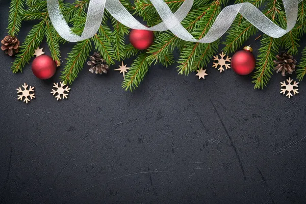 Kerstversiering Vakantie Decoraties Met Kerstballen Sparren Takken Aanwezig Donker Zwarte — Stockfoto