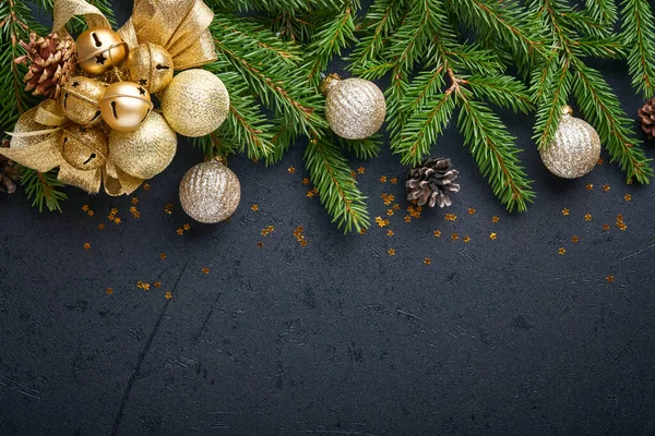 圣诞装饰 假日装饰用的是金色的灌木 冷杉枝条和深色的黑色背景 边境设计 顶部视图 — 图库照片