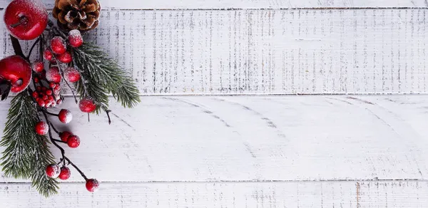 Weihnachtlicher Hintergrund Mit Tannenzweigen Tannenzapfen Und Beeren Auf Dem Alten — Stockfoto
