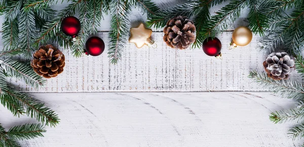 圣诞背景 老的白色木板上有冷杉枝条 松果和浆果 顶部视图 — 图库照片