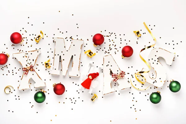 白い木の文字白い背景にボールとコンフェッティで作られた金のボールとクリスマス クリスマスの構図 魔法のクリスマスグリーティングカード ボーダーデザイン モックアップ — ストック写真