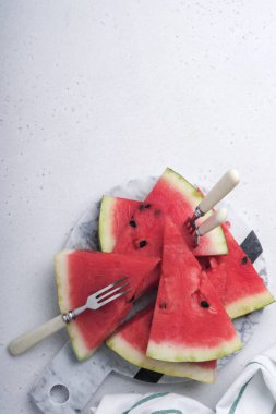 Ahşap zemin üzerinde taze karpuz dilimleri. Tasarım için hazırlan. Boşluğu kopyala.