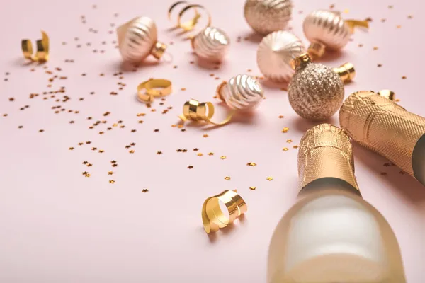 Bouteille Champagne Boîte Cadeau Cadeau Confettis Étoiles Brillantes Dorées Sur — Photo