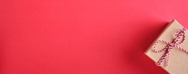 Noel hediyesi kutusu. Yeni yıl ya da noel dairesi noel kutlaması dekorasyonunun telif alanı olan kırmızı kağıt arka planında yatıyordu. Şablon düzenleme tebrik kartı tasarımı