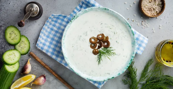 Salsa Tradizionale Greca Tzatziki Yogurt Cetriolo Aneto Aglio Olio Sale — Foto Stock