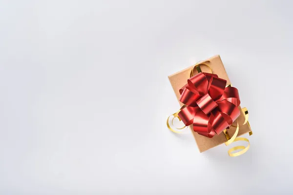 Kerstcompositie Kerst Roze Cadeau Geschenkdoos Gouden Kerstballen Confetti Witte Achtergrond — Stockfoto