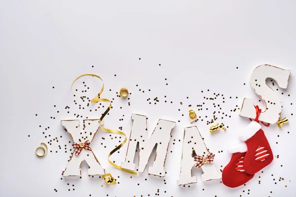 Λευκά Ξύλινα Γράμματα Χριστούγεννα Χρυσή Μπάλα Από Μπάλες Και Κομφετί — Φωτογραφία Αρχείου