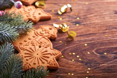 Noel ağacı dalları, Noel baloları, Noel zencefilli çörekleri, hediye kutuları, kar taneleri ve eski ahşap arka planda eski Noel kutlamaları için yıldızlar. Seçici odak, uzayı kopyala. Noel tebrik kartı..